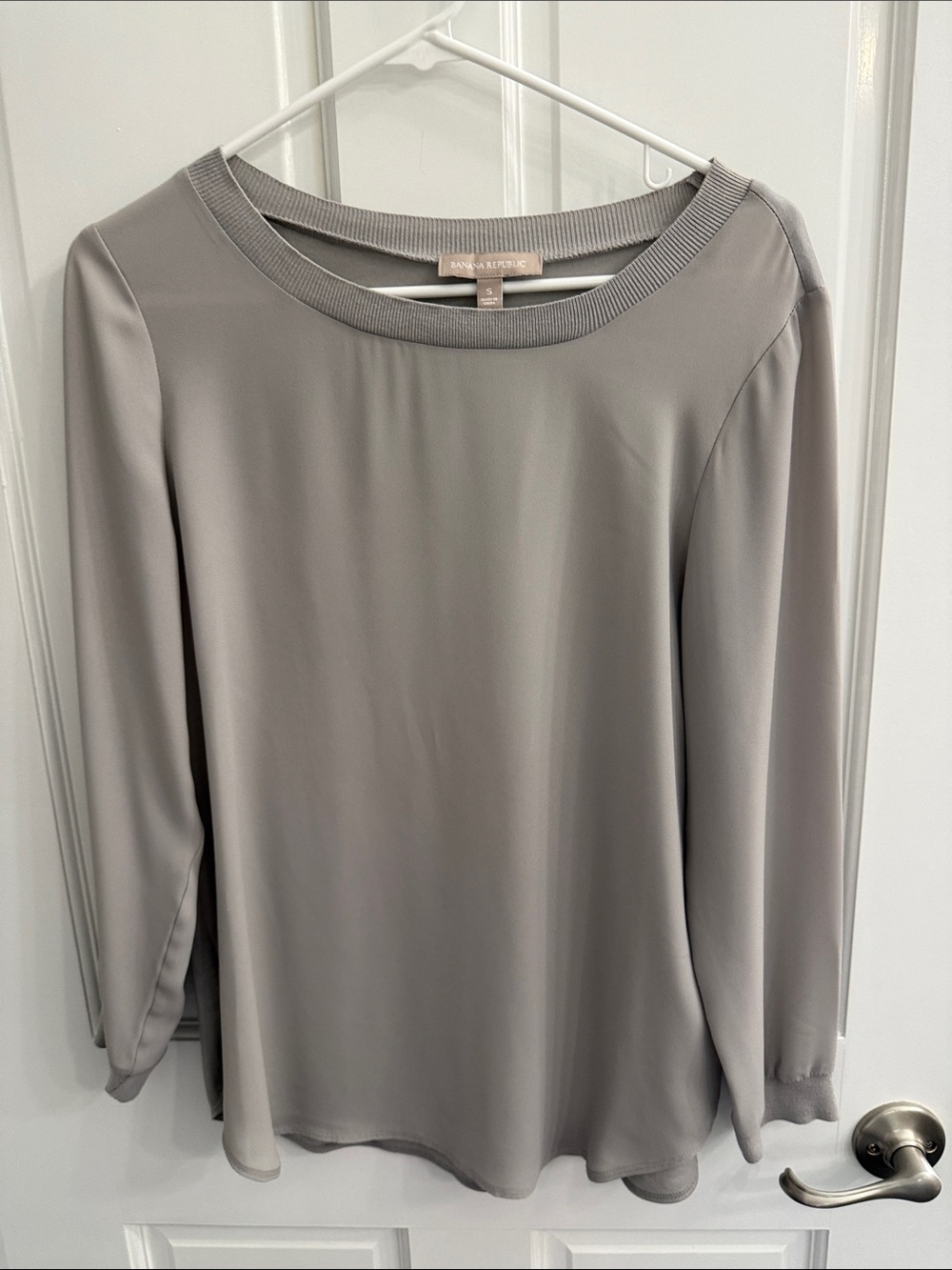 Banana Republic Women's Long Sleeve Crewneck Blouse - Light Gray